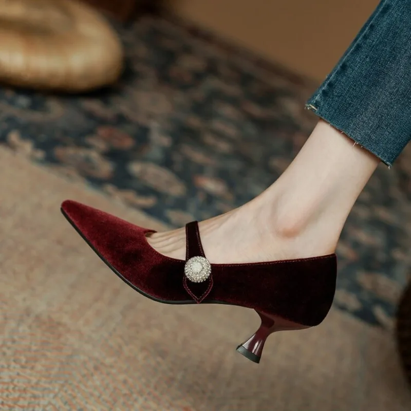 Women'S Shoes And Accessories - Weinrote Mary-Jane-Schuhe mit spitzer Zehenpartie für
