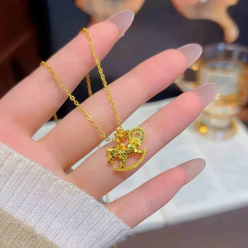 Funkelnde Eisriss-Pferdeanhäng – Coin Necklace Delicate Bewertung und Preis