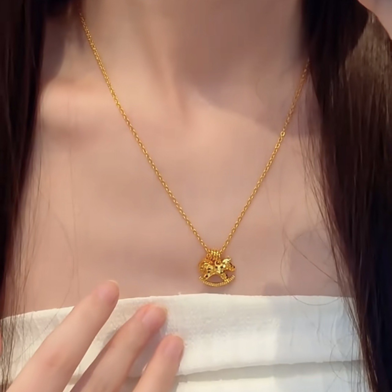 Funkelnde Eisriss-Pferdeanhäng – Coin Necklace Delicate Bewertung und Preis