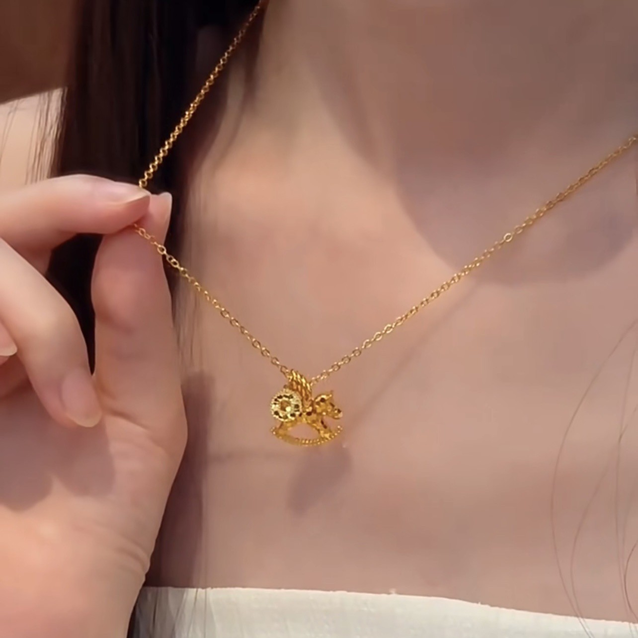 Funkelnde Eisriss-Pferdeanhäng – Coin Necklace Delicate Bewertung und Preis